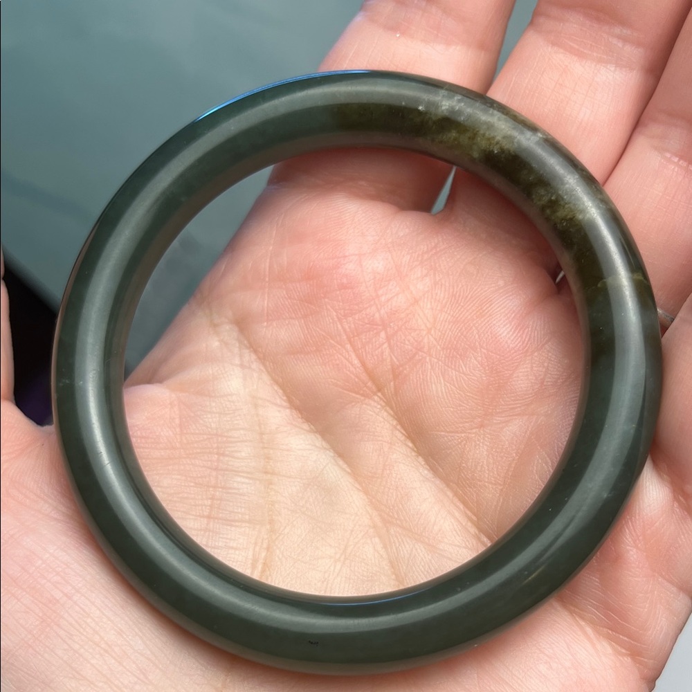 Elegant Jade Bangle - Picture 2 of 10